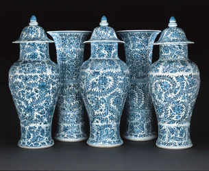 Sinivalkoinen koriste, Kangxi-kausi (1662-1722) (posliini)