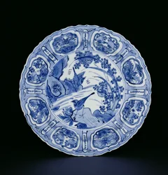 Sinivalkoinen kraakkilautanen maalattu linnuilla maisemassa, jalohaikaramerkki, Wanli, 1595-1605 (posliini) (ks. 205991)