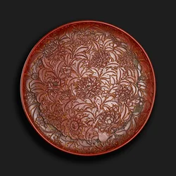 Kaiverrettu astia, jonka pohjassa on Xuanden (1426-36) merkki, kiinalainen (punainen lakka puussa)