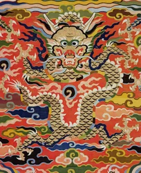 Yksityiskohta kankaasta, joka kuvaa viiden lohikäärme Kossua, Wanli-kausi, 1573-1619 (silkki) (ks. 206710)
