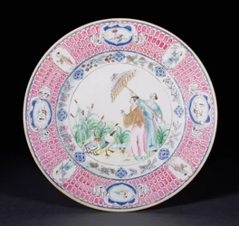 La Dame au Parasolia kuvaava Famille Rosella maalattu lautanen Cornelis Pronkin (1691-1759) Qianlong-kauden (1736-95) n. 1734 mukaan (posliini)