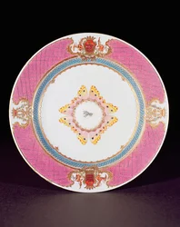 Ruokalautanen maalattu Famille Rose -emeleillä Grimaldi di Castron käsivarsilla, Yongzheng-kauden (1723-35) n. 1735 (posliini)