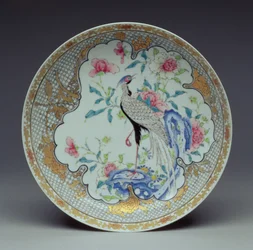 Pitkäpyrstöisellä linnulla, kallioilla ja kukilla maalattu vati, Yongzheng-kausi, 1725-35