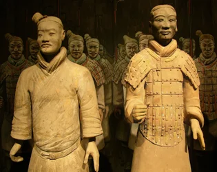 Keisari Qin Shihuangin terrakotta-armeija (-260-210 eKr.), Shaanxin historiallinen museo, Xian. Valokuvaus, Leonard de Selva, 2006.
