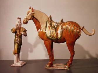 Hevonen ja sulhanen, Tang-dynastia (618-907) (värillinen, lasitettu, terrakotta)