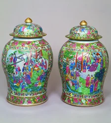 Pari Canton famille -ruusukaidemaljakoita ja kupullisia kansia, 1800-luvun alku