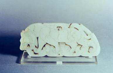 Plakki tiikerin muodossa, Han-dynastia (206-220) (jade)