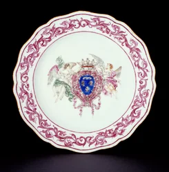 Rose Famille -ruokalautanen ja Ranskan käsivarret, Qianlong-kausi (1736-95) n. 1765 (posliini)