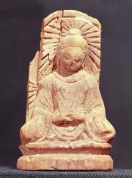 Istuva Buddha meditaatiossa, Tumshuqista (Xinjiang) 4.-5. vuosisadalta (puu)