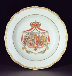 Kullatuilla ja emaleilla koristeltu keittolautanen, jossa on Anhalt-Zerbstin prinssin Christian Augusten (1690-1747) ja Holstein-Gottorpin Johanna Elizabethin (1712-60), Katariina Suuren vanhempien käsivarret.