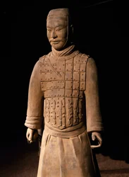 Terrakotta-armeijan soturi, keisari Qin Shi Huangin mausoleumi, 3. vuosisadalla eKr. (kuva)