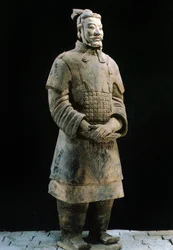Terrakotta-armeijan soturi, keisari Qin Shi Huangin mausoleumi, 3. vuosisata eKr.