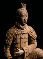 Terrakotta-armeijan soturi, keisari Qin Shi Huangin mausoleumi, 3. vuosisadalla eKr. (kuva)
