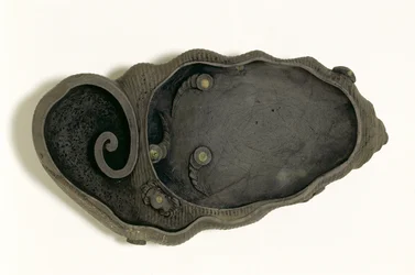 Tuan-mustekivi simpukankuoren muodossa, Ching-dynastia, 1800-luvun lopusta 1800-luvun alkupuoleen (veistetty kivi)