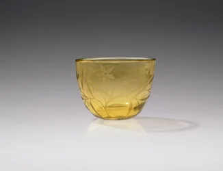 Viinikuppi, Yongzheng-kausi, 1723-35 (keltainen lasi)