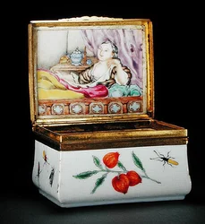 Vaakunallinen nuuskarasia (posliinia) (ks. myös 231338 ja 231347).