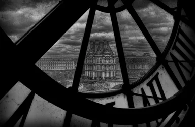 Louvre Grand Clockin läpi