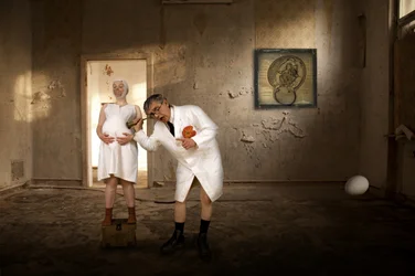 Raskaana olevan miehen surrealistinen lääkärintarkastus
