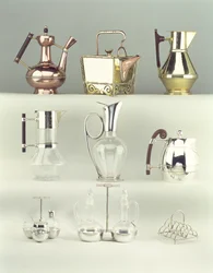Yläosa, L-R: Oriental Coffee Pot, Benham & Froud, n. 1888 (messinki, kupari ja puu); Japanese Rivetted Square Teapot, Benham & Froud, n. 1888 (kupari ja messinki); Claret Jug, Richard Perry, Son & Co., n. 1880