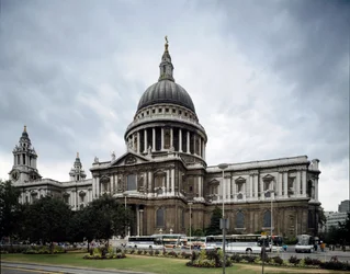 Näkymä Pyhän Paavalin katedraalille, jonka on suunnitellut arkkitehti Christopher Wren (1632-1723), kupoli on lempinimeltään Pantheon. Lontoo, Englanti