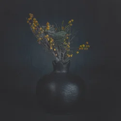 Tumma kukka-asetelma