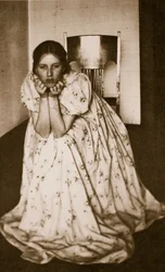 Tyttö kukkaisessa mekossa, n. 1910 (syväpaino)