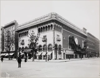 Valtava teatteri, jossa on koristeellinen julkisivu maurilaisine kaarineen ja parvekkeineen. Rakennuksen päällä olevassa suuressa kyltissä lukee ”B.S. Moss Regent Theatre Vaudeville & Feature Films”. Olga Petrovaa teoksessa ”The Heart of a Painted Woman”