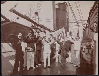 Upseerit ja miehistö paahtamassa samppanjalla ja sikareilla S.S. "Umbrian" kannella, n. 1897 (m/v kuva)