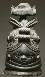 Mende kypärämaski (puinen)