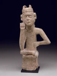 Istuva mieshahmo (ntadi), 1800-luvun loppu tai 1900-luvun alku (steatiitti)