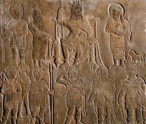 Reliefi, joka kuvaa jumaloitua Rooman keisaria vastaanottamassa kunnianosoitusta egyptiläisiltä paimentolaisilta