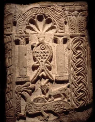 Koptilainen sivilisaatio: seinäfragmentti korkeista reliefeistä, joissa on kalaa (kristillinen symboli). 6. tai 7. vuosisadalla JC:n jälkeen. Luxor, Egyptin taidemuseo