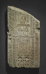 Fragmentaalinen stela, mahdollisesti löydetty Esnasta, 7.-8. vuosisadalla (kalkkikivi, jossa on kipsijälkiä)