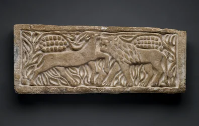 Leijona hyökkää antilooppia vastaan, Egyptistä (kalkkikivi)