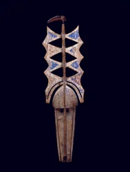 Nwenka-naamio, 1900-luku (puu, pigmentti ja metalli)