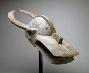 Pensaslehmän kypäränaamari (Vara Society), Länsi-Sudan, Saharan eteläpuolinen Afrikka, 1800-luvun loppu (puu, uhrimateriaalit, metalli, naulat ja eläimen nahka)