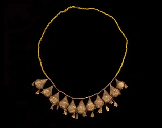 Kruunun pääpanta, 1800-luvun loppu - 1900-luvun alku (kulta-, koralli- ja lasihelmiä)