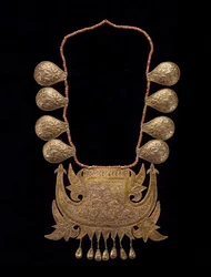 Naisen morsiuskaulakoru, 1800-luvun loppu - 1900-luvun alku (kulta- ja korallihelmiä)