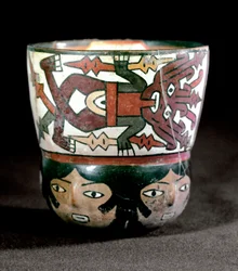 Esikolumbialaista taidetta: terrakottamuki jumaluuksien ja kasvojen koristelua Nazcan paikalta. 100 eKr.-800 jKr. Lima, kansallinen antropologian ja arkeologian museo, Peru