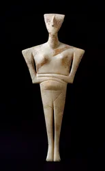 Kykladien taide: ”Naisfiguuri”, Syrokselta peräisin oleva marmori-idoli. 3000 eKr. Kykladinen kulttuuri (-3200 - -2000). Mitat: 46 cm. Ateena, Kansallinen arkeologinen museo