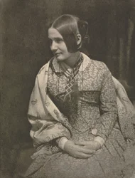 Kameratyö: Nainen kukkapuvussa, 1912.