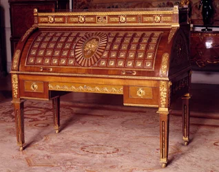 Ludvig XVI:n huonekalut: toimisto, jossa sylinteri Venäjän Katariina II:n (1729-1796) huonekaluista, jonka on toteuttanut David Roentgen (1743-1807) noin 1780. Dim. 1,28x1,45x0,75 m. Pariisi, Louvre-museo