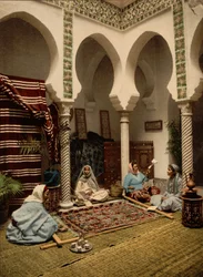 Maurilaiset naiset valmistamassa arabialaisia mattoja, Alger, Algeria, noin 1899
