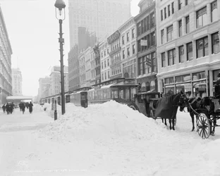 Lumen saartama liikenne 23rd Streetillä lumimyrskyn jälkeen, New York, noin 1905