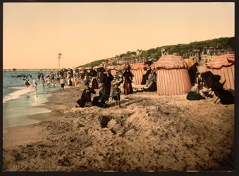 Ranta uima-aikaan, Trouville-sur-Mer, Ranska, n. 1905 (värillinen kuva)