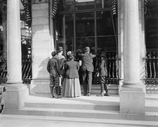 Watching the Herald Presses, Herald Building, New York, N.Y., n. 1900-1010