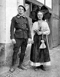 Pariskunta perinteisessä asussa, Alsace-Lorraine, Rein, 1936.