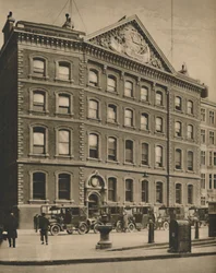 The Timesin toimistot Queen Victoria Streetillä lähellä historiallista paikkaa, n. 1935.