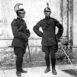 Kaksi italialaista lohikäärmettä, 1922.