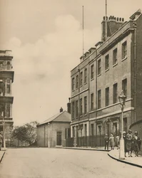 West End of Downing Street, nro 10 ja vilkaisu ulkoministeriöstä, vuodelta 1935.